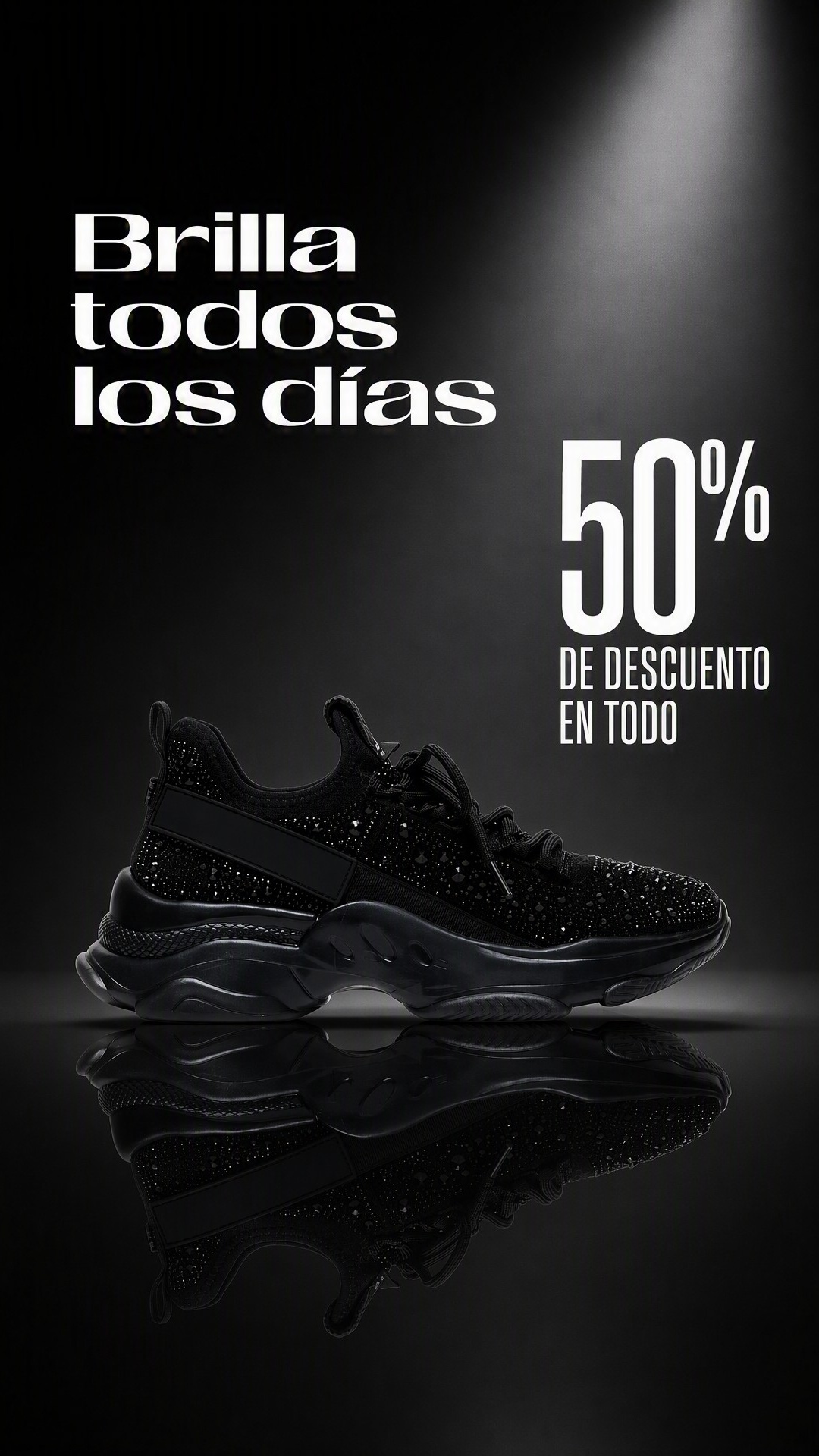 Zapatilla negra de mujer con pedrería en vista vertical